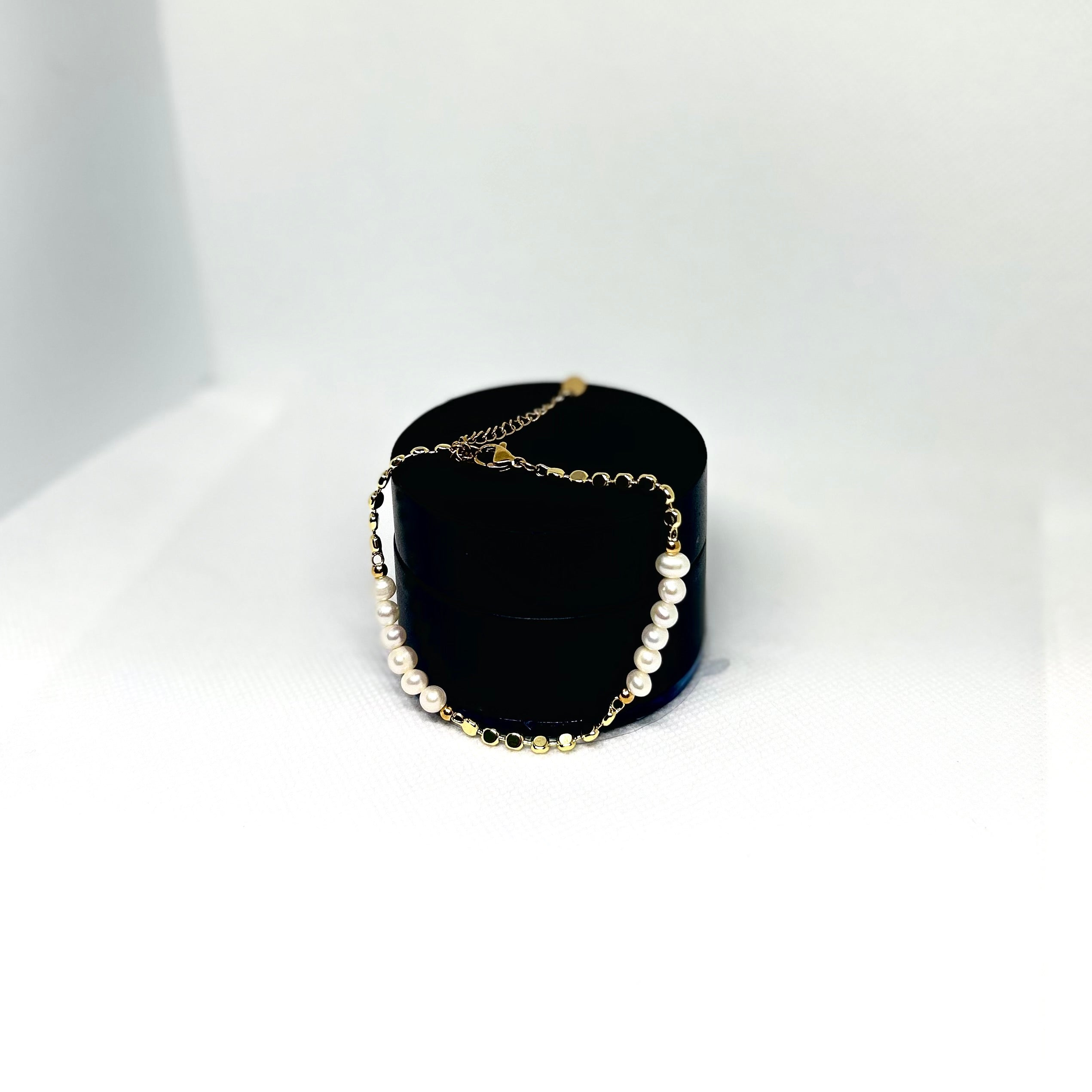 Pearl on gold bracelet