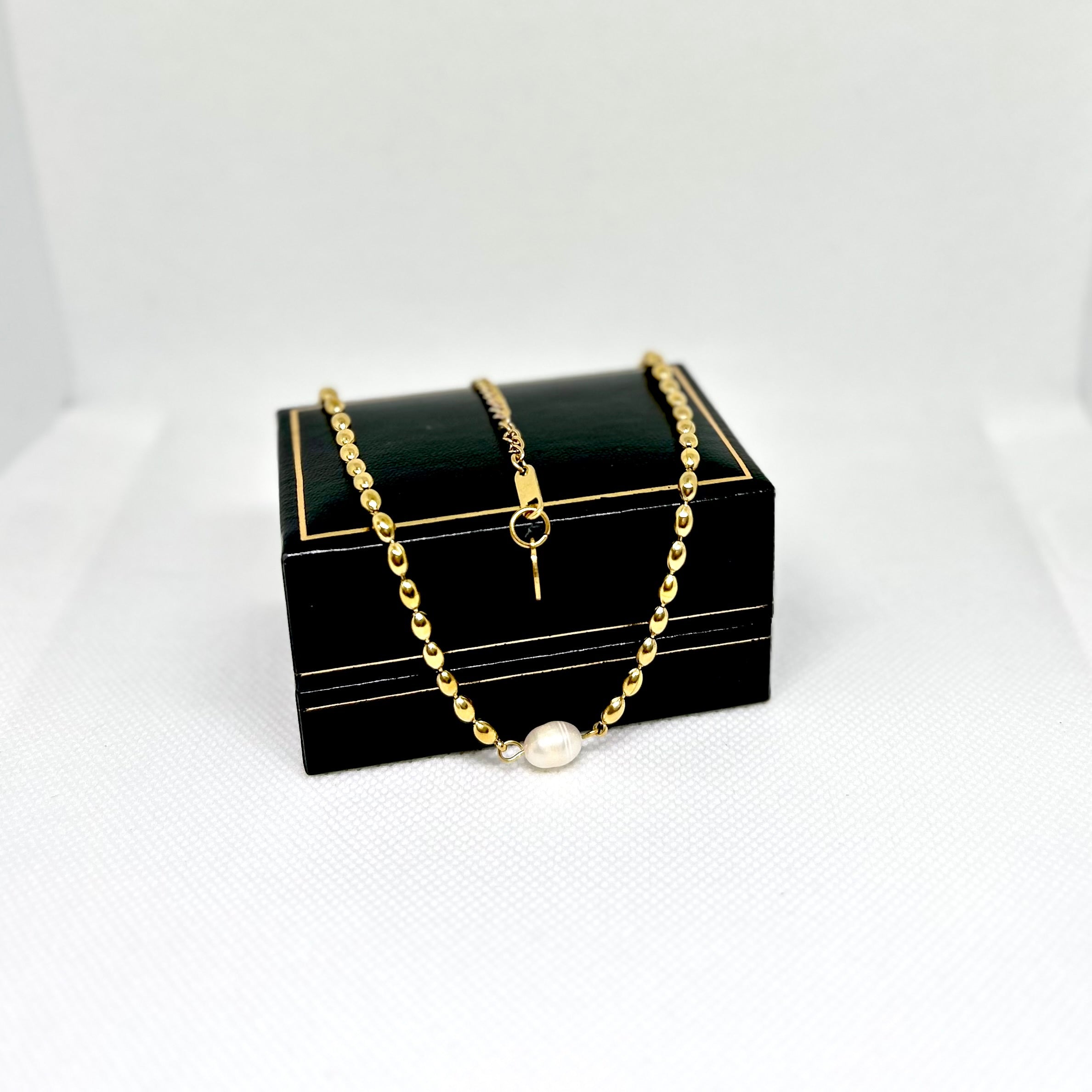 Gold chain necklace with a pearl pendant 