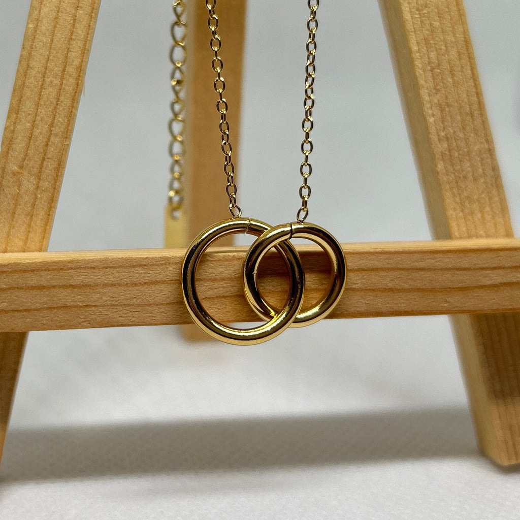 Interlocking Circle Pendant Necklace
